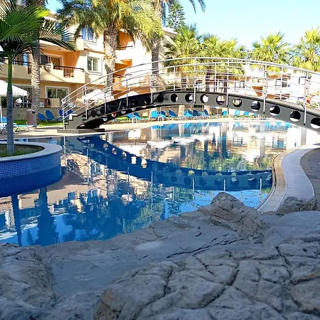 帕格纳假日公寓酒店 Paphos