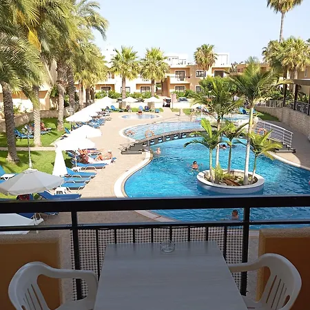 帕格纳假日公寓酒店 Paphos