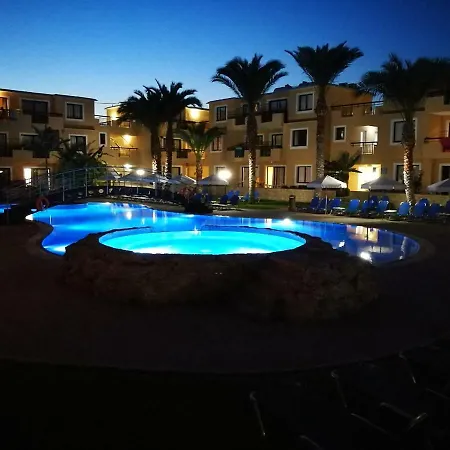 帕格纳假日公寓酒店 Paphos